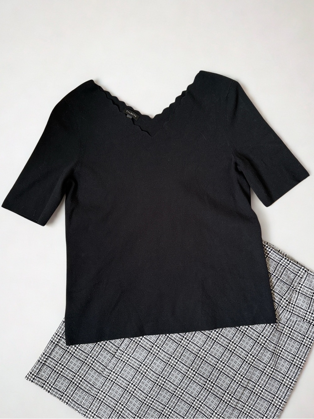Talbots Black Scalloped V-Neck Sweater Top L Elbow Sleeve Lightweight Knit